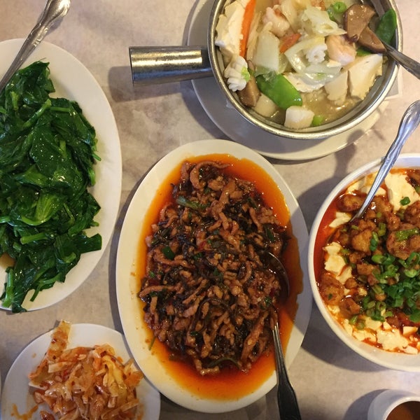 Foto diambil di Lao Sze Chuan Restaurant oleh Backlighting pada 10/30/2016