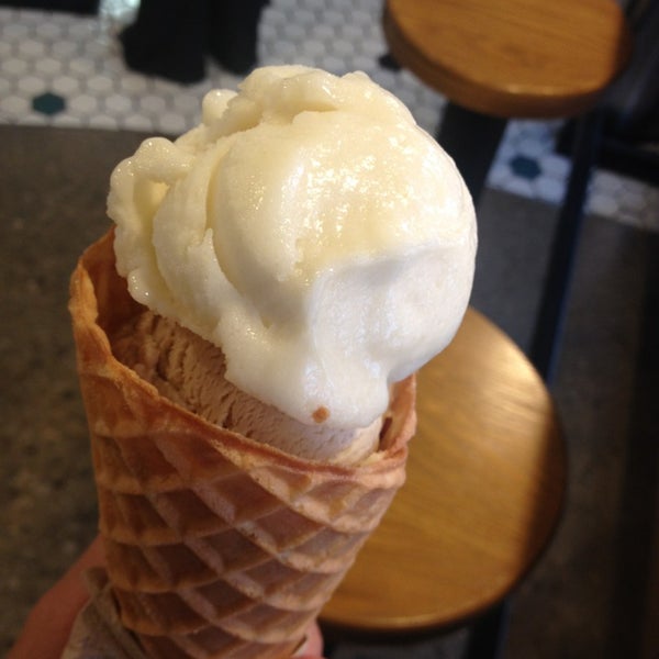 รูปภาพถ่ายที่ Jeni&#39;s Splendid Ice Creams โดย Backlighting เมื่อ 8/12/2013