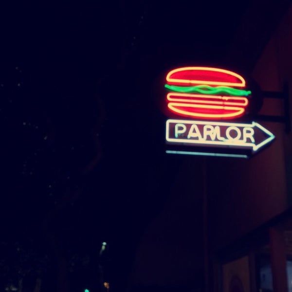 Foto tirada no(a) Burger Parlor por Sulaiman em 11/6/2015
