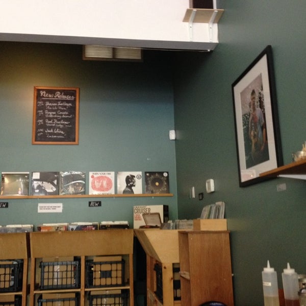 5/31/2014 tarihinde Melissa Q.ziyaretçi tarafından Porchlight Coffee &amp; Records'de çekilen fotoğraf