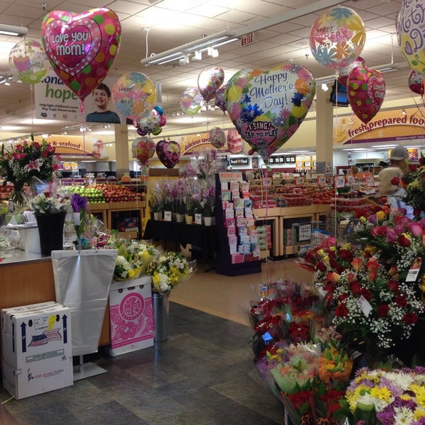 Photo taken at Giant Food by Melissa Q. on 5/8/2014