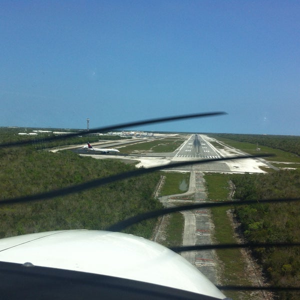รูปภาพถ่ายที่ Aeropuerto Internacional de Cancún (CUN) โดย Gonzalo G. เมื่อ 5/7/2013