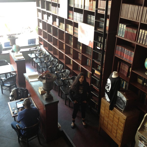 5/7/2013にDeliana B.がBauhaus Books &amp; Coffeeで撮った写真