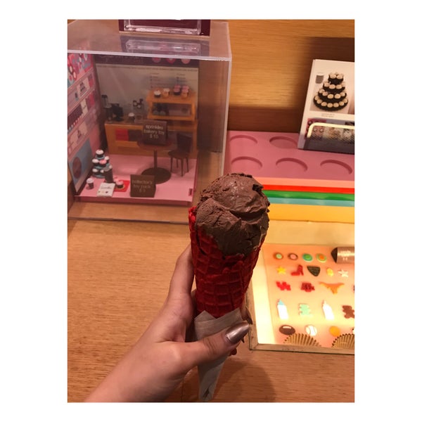 Das Foto wurde bei Sprinkles Cupcakes von nigini e. am 4/8/2017 aufgenommen