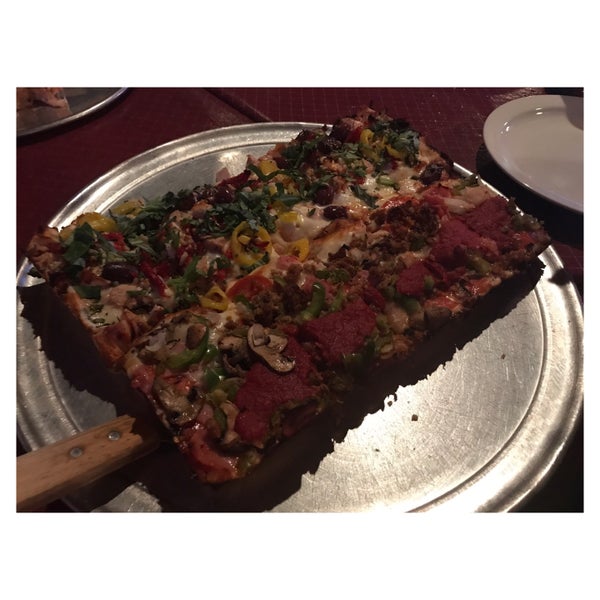 Foto tirada no(a) Barry&#39;s Pizza por nigini e. em 5/20/2017