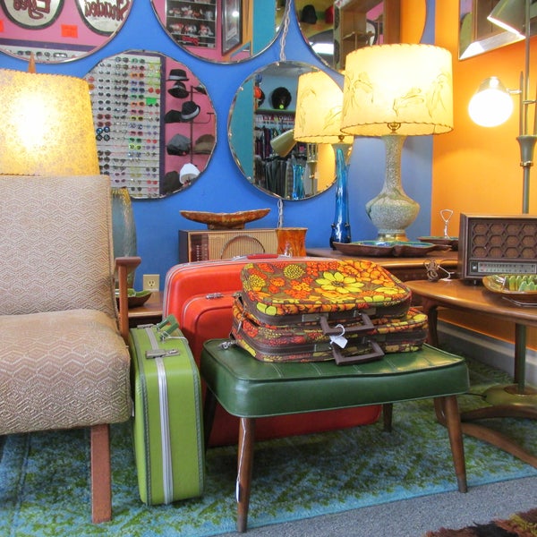 Foto tomada en Squaresville Vintage/New Clothing &amp; Retro Home Decor  por Squaresville Vintage/New Clothing &amp; Retro Home Decor el 9/15/2015