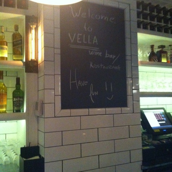 Foto tirada no(a) Vella Wine Bar + Kitchen por Victoria W. em 6/30/2013