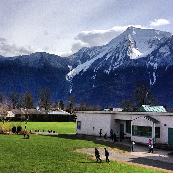 รูปภาพถ่ายที่ Kent Elementary School โดย Chris W. เมื่อ 3/4/2013