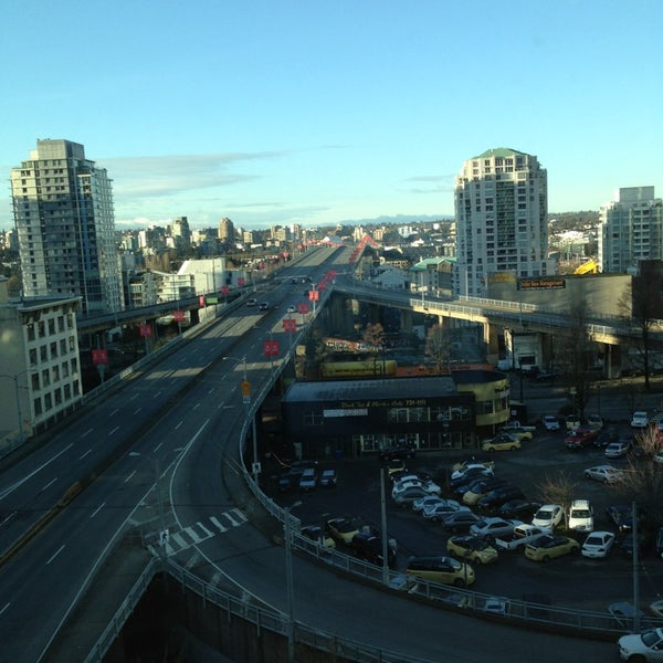 Foto diambil di Best Western Plus Downtown Vancouver oleh KartoOn G. pada 2/23/2013