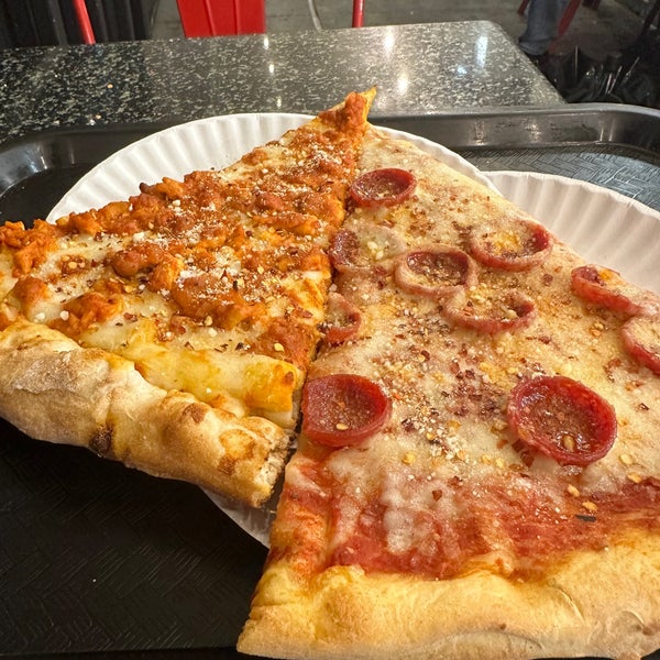 Foto diambil di Ray&#39;s Pizza oleh Tanner S. pada 9/18/2023