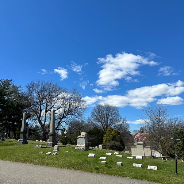 รูปภาพถ่ายที่ Green-Wood Cemetery โดย Tanner S. เมื่อ 4/7/2024