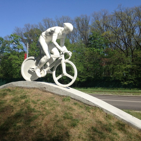 Д пам. Памятник велосипеду. Памятник велосипедистке. Статуя велосипеда. Огромный велосипед памятник.