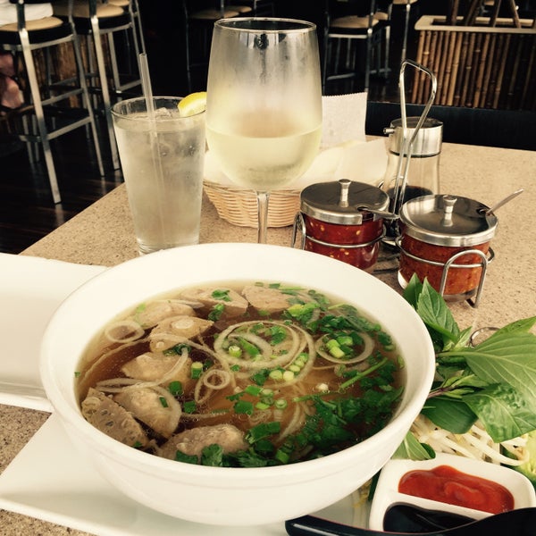 รูปภาพถ่ายที่ Basilic Vietnamese Grill โดย Ari M. เมื่อ 5/6/2015