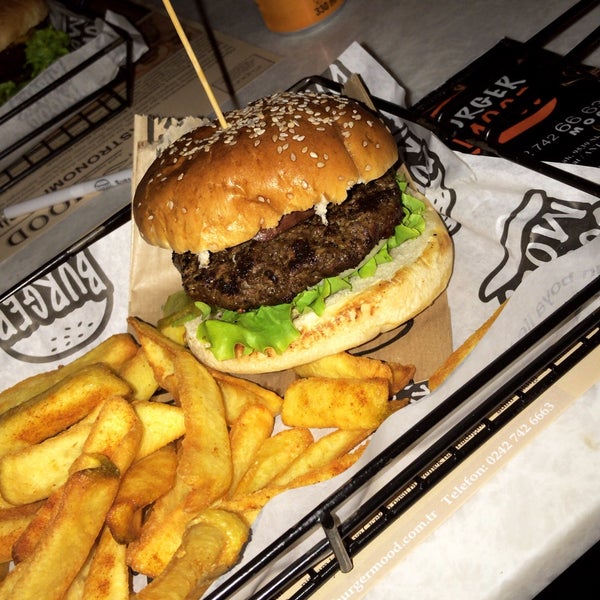 Photo taken at Burger Mood by Esra Akçay on 9/6/2019