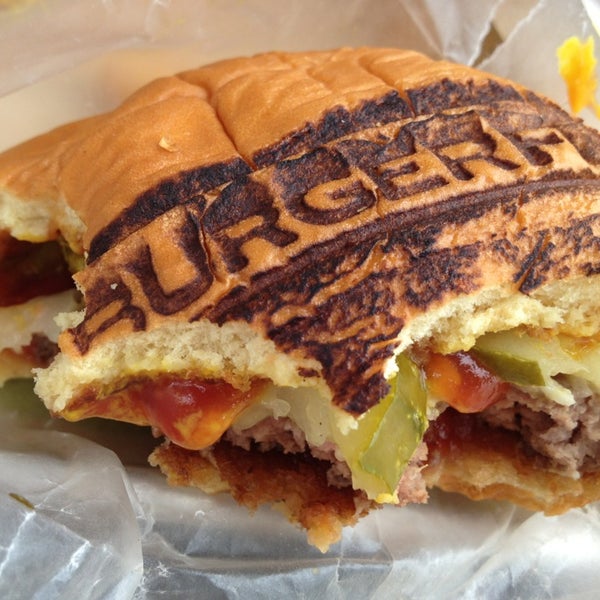 รูปภาพถ่ายที่ BurgerFi โดย Rebecca H. เมื่อ 3/13/2013