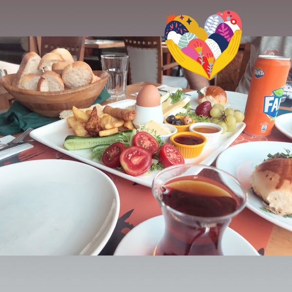 รูปภาพถ่ายที่ Çimen Pasta &amp; Cafe โดย HülyaNaz🐬 เมื่อ 7/22/2018