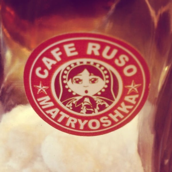 12/5/2013 tarihinde Luis J.ziyaretçi tarafından Café Ruso Matryoshka'de çekilen fotoğraf