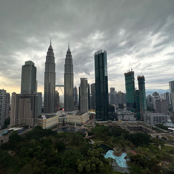 รูปภาพถ่ายที่ SkyBar Kuala Lumpur โดย MHOGmhog .. เมื่อ 1/1/2023