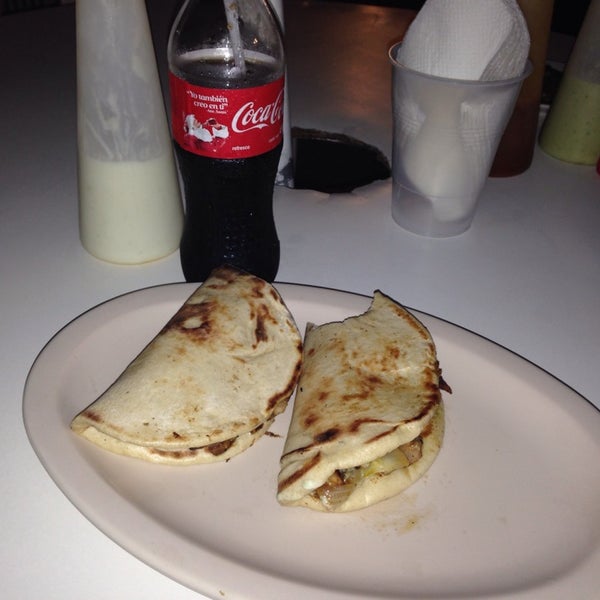 รูปภาพถ่ายที่ Restaurant Byblos - Comida y Tacos Arabes โดย Daniel เมื่อ 12/14/2013