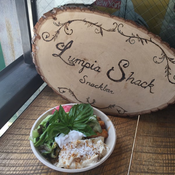 4/30/2015にMark S.がLumpia Shack Snackbarで撮った写真