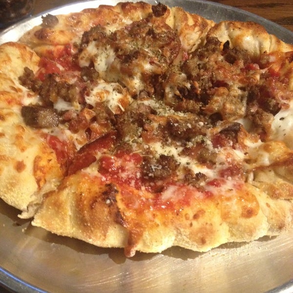 Das Foto wurde bei Dudleys Pizza &amp; Tavern von Kristina B. am 1/6/2014 aufgenommen