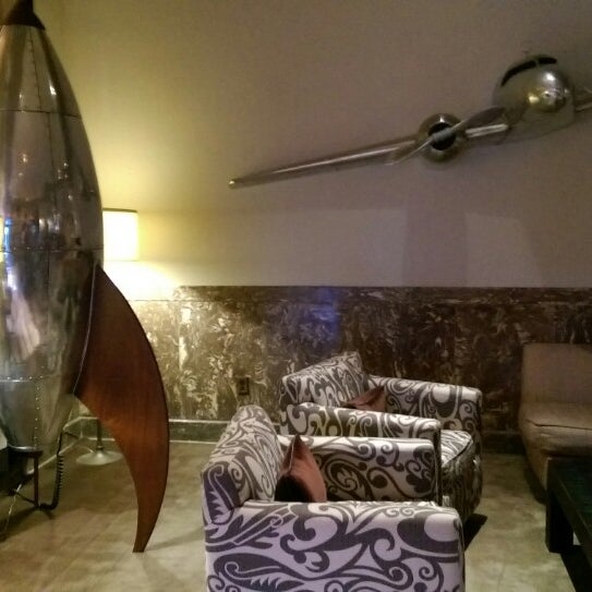Foto diambil di Essex House Hotel &amp; Lounge oleh Jacob E. pada 5/8/2014