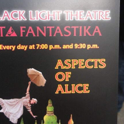 Das Foto wurde bei Black Light Theatre von Helena S. am 12/27/2012 aufgenommen