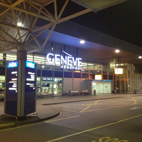 รูปภาพถ่ายที่ Aéroport de Genève Cointrin (GVA) โดย Miha เมื่อ 5/14/2013