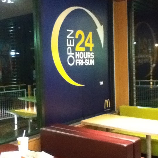 รูปภาพถ่ายที่ McDonald&#39;s โดย Ben B. เมื่อ 11/16/2012
