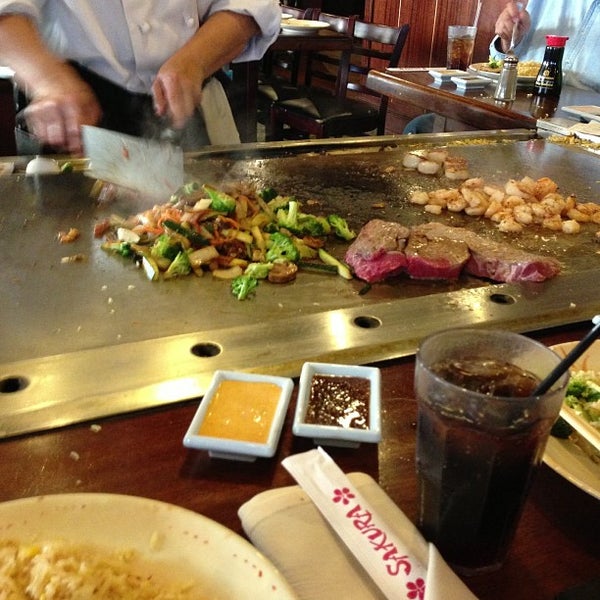 Das Foto wurde bei Sakura Japanese Steak, Seafood House &amp; Sushi Bar von Monte R. am 1/20/2013 aufgenommen