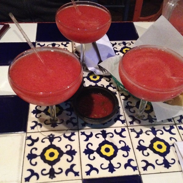 Снимок сделан в Los Toros Mexican Restaurant пользователем Jodi S. 12/16/2014