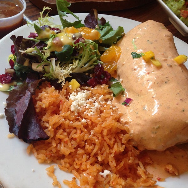Foto tomada en Los Agaves Restaurant  por Jiyoon L. el 5/27/2013