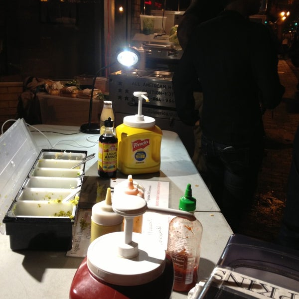 12/21/2013にDestin D.がThe Vegan Hotdog Cart!で撮った写真