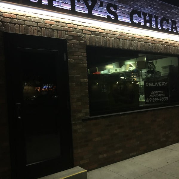 Foto tirada no(a) Lefty&#39;s Chicago Pizzeria por toisan em 3/18/2016