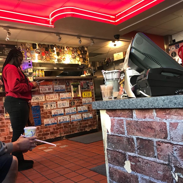 Foto tomada en Lefty&#39;s Chicago Pizzeria  por toisan el 2/25/2018