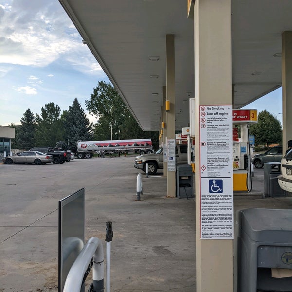 Photo taken at Shell by Zachary W. on 8/5/2022