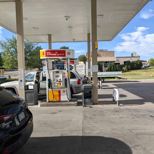 Photo taken at Shell by Zachary W. on 6/29/2022