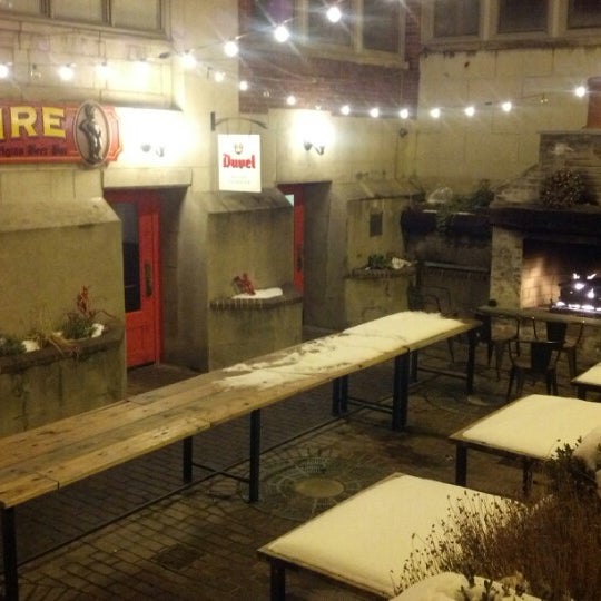 Снимок сделан в Victoire: A Belgian Beer Bar &amp; Bistro пользователем Rob D. 12/24/2012