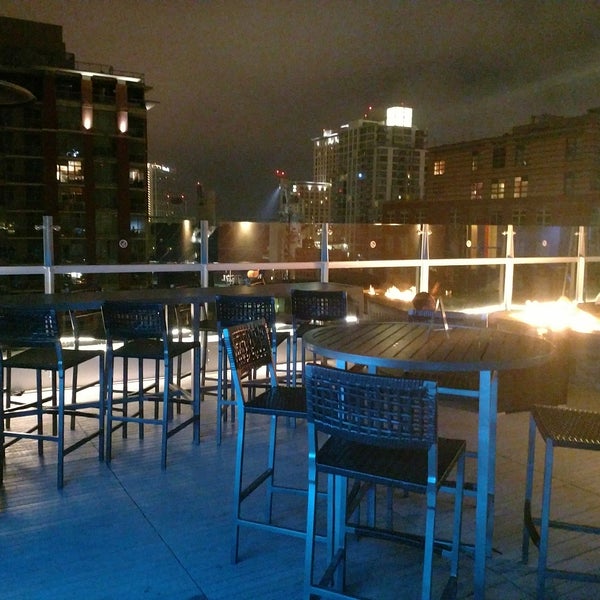 รูปภาพถ่ายที่ Level 9 Rooftop Bar &amp; Lounge โดย Rob D. เมื่อ 7/9/2017