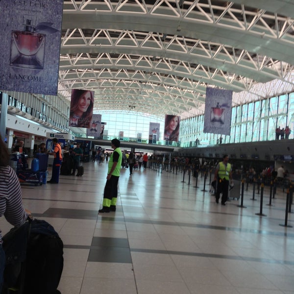 รูปภาพถ่ายที่ Aeropuerto Internacional de Ezeiza - Ministro Pistarini (EZE) โดย Rainman เมื่อ 4/22/2013