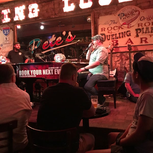 Foto scattata a Pete&#39;s Dueling Piano Bar da Rainman il 7/2/2017