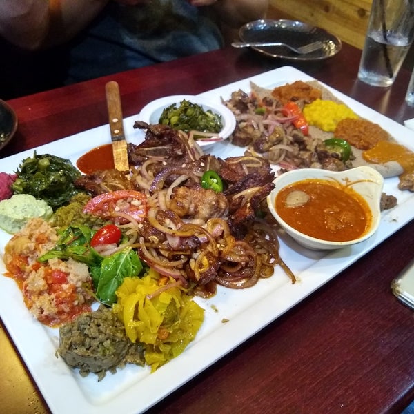 Das Foto wurde bei Desta Ethiopian Kitchen von Vyacheslav T. am 8/6/2018 aufgenommen