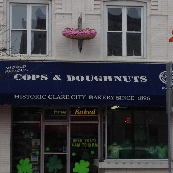รูปภาพถ่ายที่ Cops &amp; Doughnuts Bakery โดย Dawn M. เมื่อ 3/1/2013