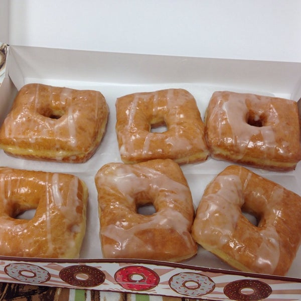 รูปภาพถ่ายที่ Donuts To Go โดย Albert เมื่อ 1/26/2014