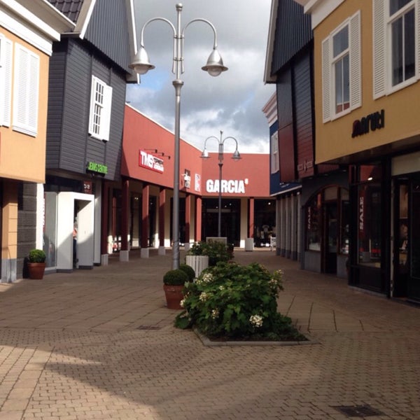 Das Foto wurde bei Designer Outlet Roosendaal von Glbn Y. am 7/28/2015 aufgenommen