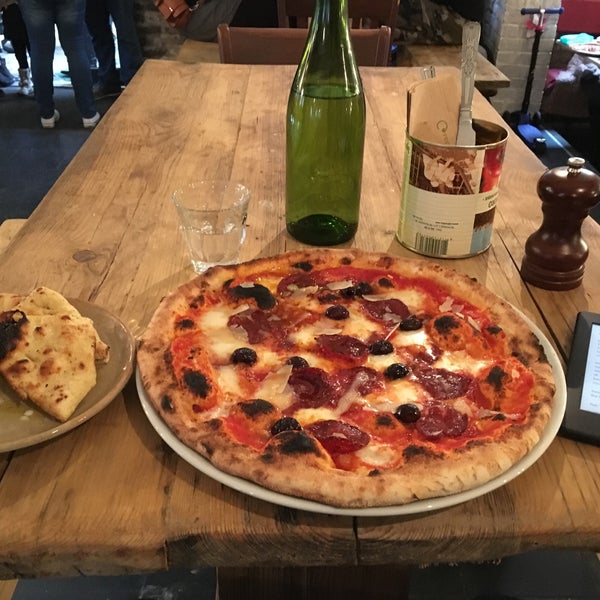 1/24/2016 tarihinde David G.ziyaretçi tarafından Sodo Pizza Cafe - Walthamstow'de çekilen fotoğraf