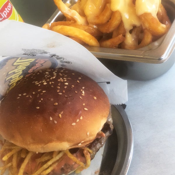 Foto tomada en Dobby&#39;s Burger Place  por Gürsoy Ç. el 10/11/2018