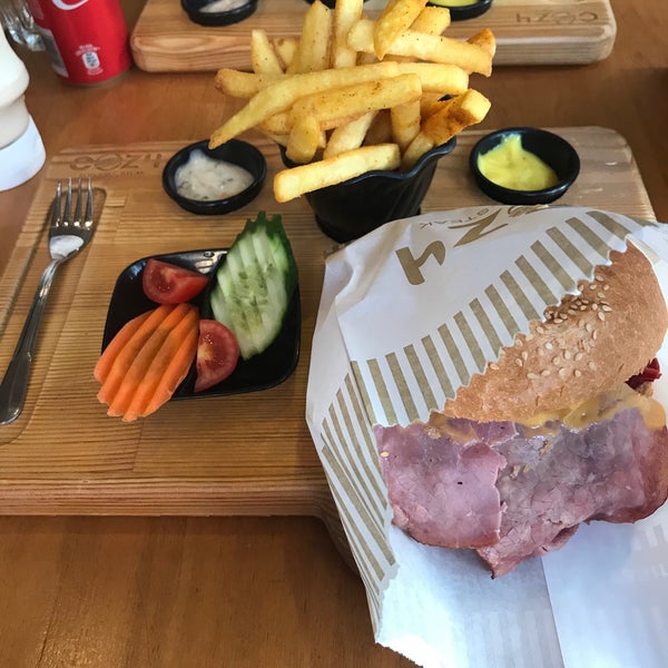 Foto diambil di Cozy Burger &amp; Steak oleh Şafak Arda A. pada 10/21/2018
