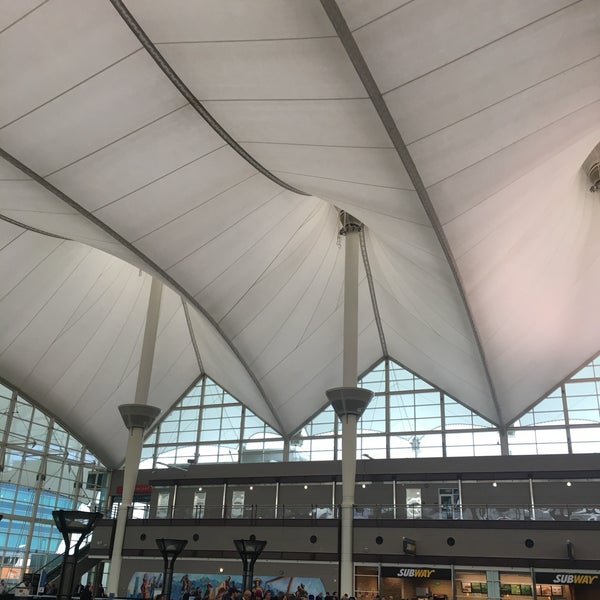 4/16/2018 tarihinde Chris R.ziyaretçi tarafından Denver Uluslararası Havalimanı (DEN)'de çekilen fotoğraf