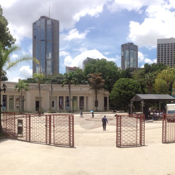 Plaza que conecta los museos de Bellas Artes, Ciencias Naturales, el Parque Los Caobos y  la UNEARTE